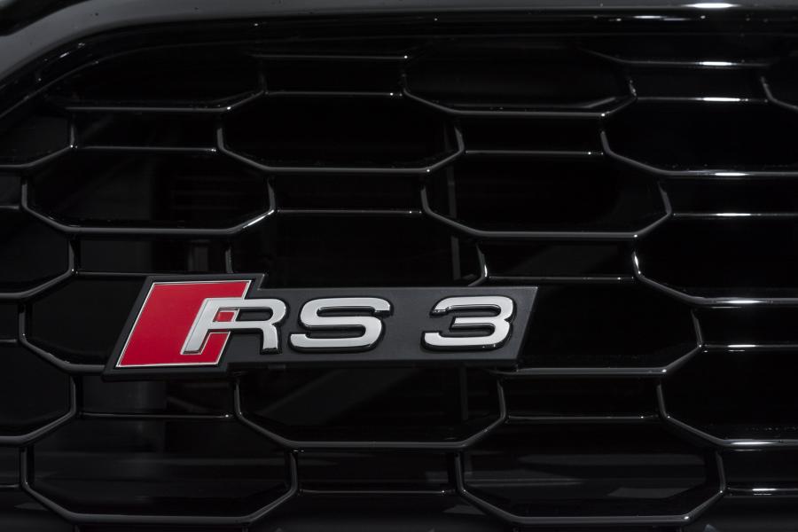 Логотип Audi RS3 Sedan (8V) 2017 года  (UK) (фото 29 из 40)